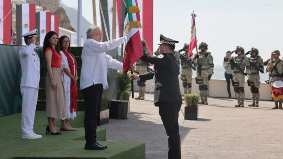 López Obrador conmemoró el Día de la Bandera en Mazatlán