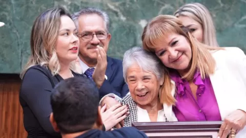 Reconocen a Marthita Arredondo, la "Diputada número 41" por sus 62 años de labores