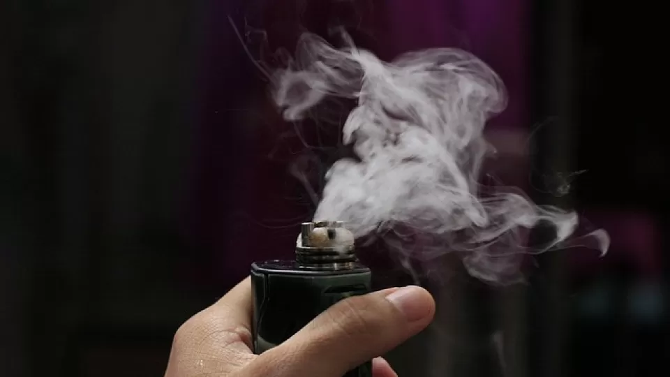 Avanza reforma constitucional para prohibir y sancionar uso de vapeadores