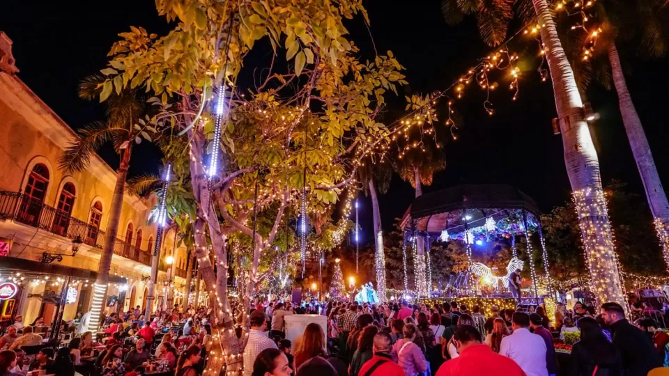 Iluminan y decoran la Plazuela Machado en Mazatlán para dar la bienvenida a la Navidad