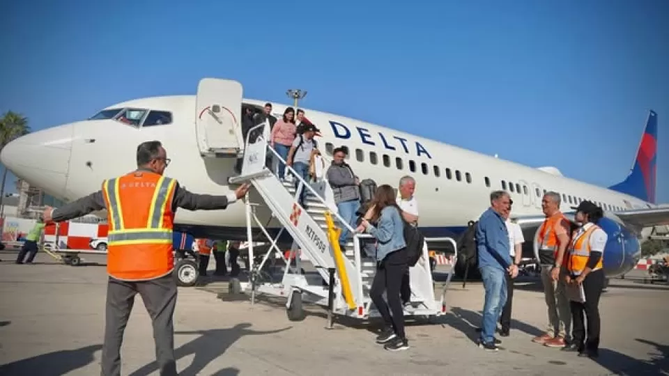 Avión con personas bajando