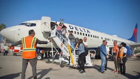 Avión con personas bajando