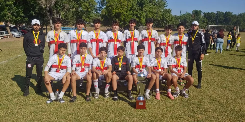 Trofeo y medalla para el campeón de la Copa Culiacán 2024 categoría Juvenil B