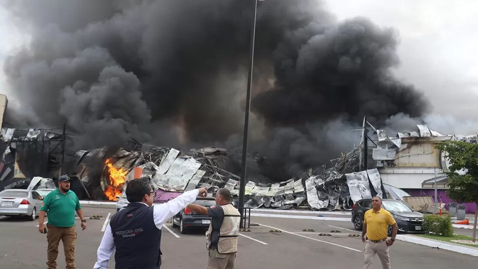 Incendio en plaza comercial en Culiacán fue controlado sin víctimas fatales