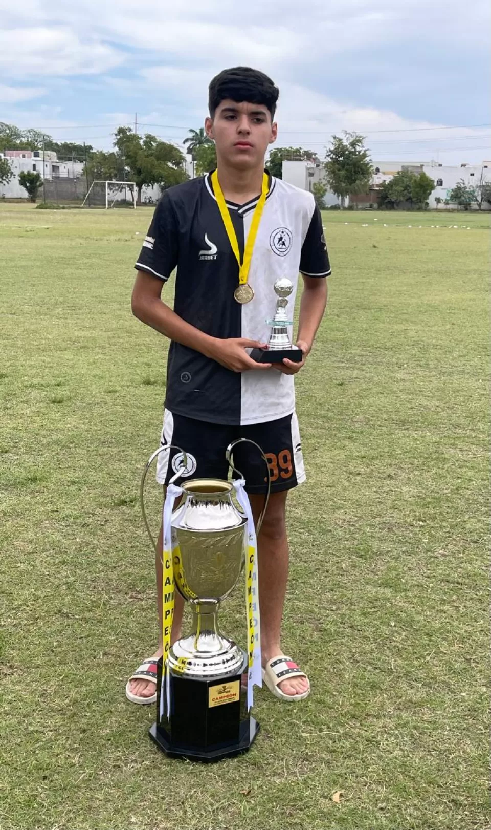Campeón goleador y MVP del torneo Copa Dorada Elite, en la categoría Juvenil B, Christopher Perea Ibarra, del equipo Atlético Español.