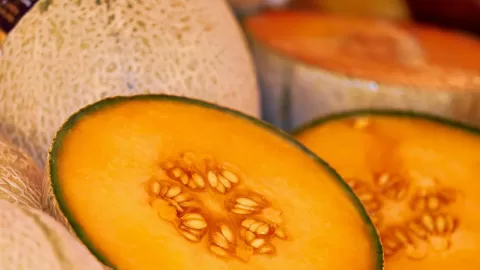 Consume productos de temporada:Ciruela, melón y betabel