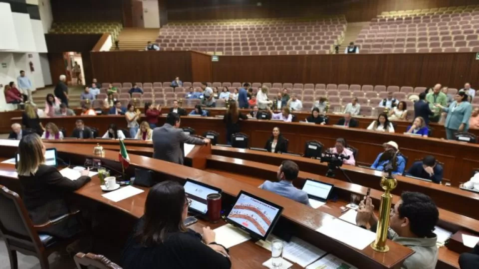 Congreso da lectura a cuatro iniciativas; una sanciona abandono y daños a personas adultas mayores