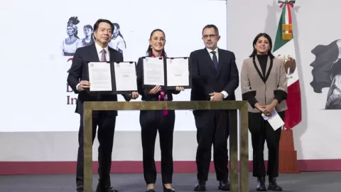 Presidenta firma decretos que facilita la movilidad y reduce la edad de jubilación del magisterio