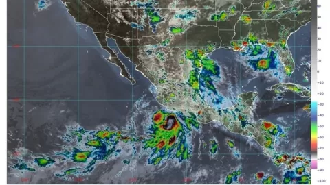 La tormenta tropical Flossie se ubica a 270 km al suroeste de Zihuatanejo, Guerrero
