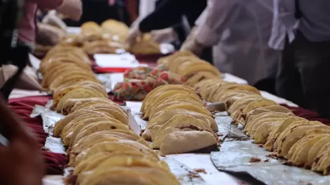 En Hidalgo obtienen el Récord Guinness por la línea de tacos de barbacoa más larga del mundo