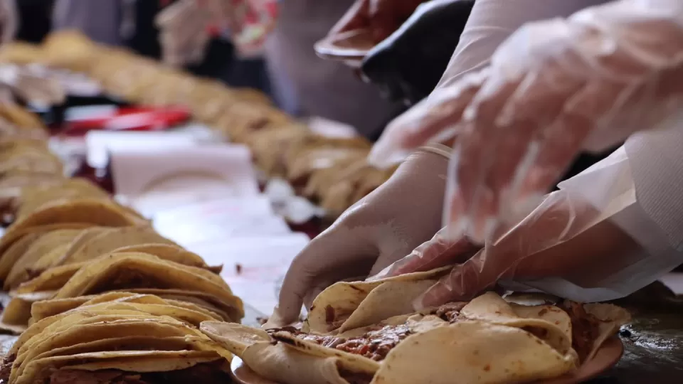 En Hidalgo obtienen el Récord Guinness por la línea de tacos de barbacoa más larga del mundo
