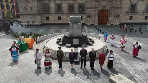 La Presidenta cortó el listón para la develación del memorial por los siete siglos de la fundación de Tenochtitlan