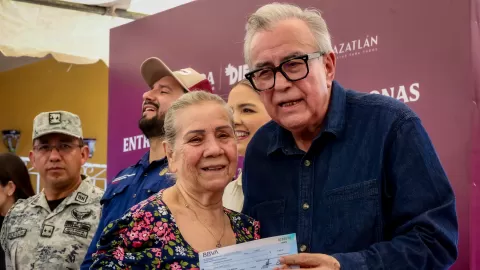 Entregan apoyos emergentes a familias afectadas por inundaciones en Mazatlán