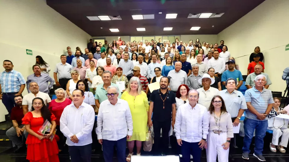 Entregan estímulos por jubilación a trabajadoras y trabajadores del COBAES