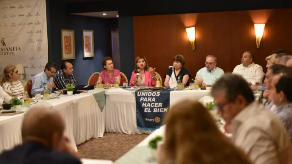 Charla diputada Tere Guerra sobre avances y retos legislativos en encuentro con el Club Rotario de Ahome