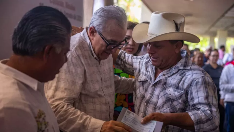 Rocha Moya entregó recursos por 2 millones de pesos durante la inauguración del Tianguis de Comunidades Indígenas