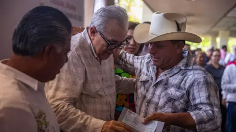 Rocha Moya entregó recursos por 2 millones de pesos durante la inauguración del Tianguis de Comunidades Indígenas