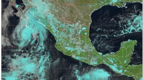 El huracán Lorena continúa intensificándose, paralelo a costas de Baja California Sur