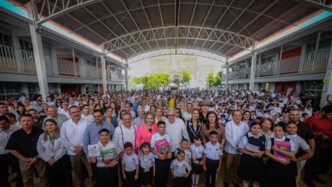 Gobernador puso en marcha ciclo escolar 2025-2026 del nivel básico con un llamado a educar para la paz