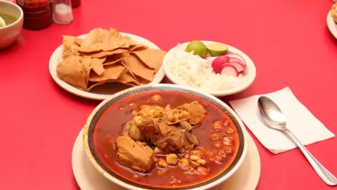 ¿Tienes todo listo para el pozole? Profeco te dice los precios de la cebolla, rábano, lechuga y limón
