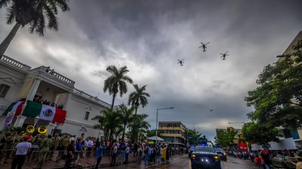 Conmemoran el 215 aniversario de la Independencia de México con tradicional desfile