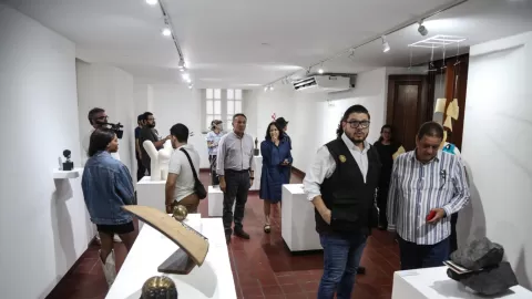 Inauguran en el MASIN una exposición colectiva de escultura "Todo en común"