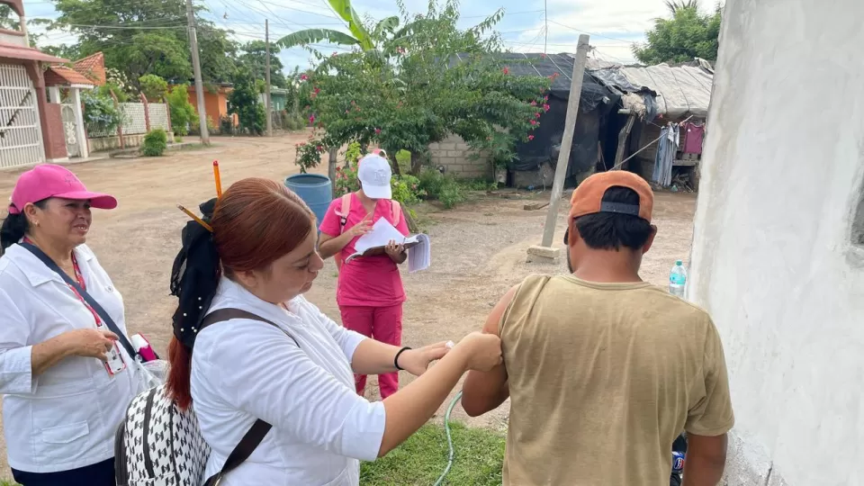 Realiza Secretaría de Salud jornada de vacunación contra el sarampión en Escuinapa