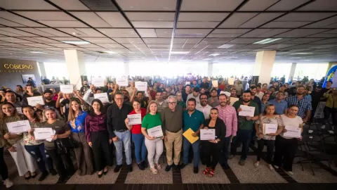 Entrega gobernador equipamiento para oficios del programa Saber Hacer