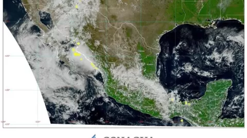 Raymond, ahora como depresión tropical, se ubica a 135 km al sur-sureste de Cabo San Lucas, Baja California Sur