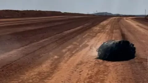 Misterioso objeto espacial cae en desierto australiano e intriga a la comunidad científica