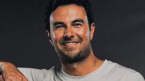 Checo Pérez acelera con Cadillac: pruebas cruciales en noviembre y revela un casco 'negro con toques amarillos'