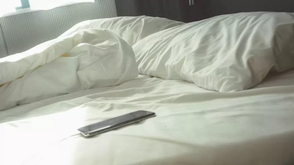 Celular bajo la almohada: los peligros ocultos que tu salud y seguridad ignoran