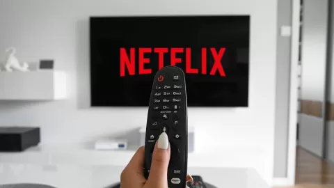 Netflix rompe moldes con un programa de entrevistas póstumas a celebridades: ¿innovación o controversia?
