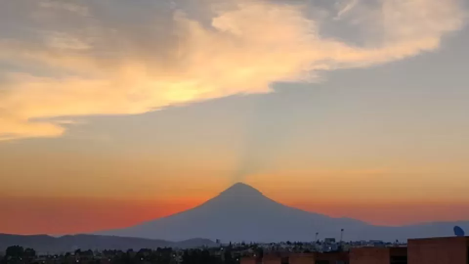 Popocatépetl en alerta máxima: registra sismo volcanotectónico, 56 exhalaciones y casi tres horas de tremor