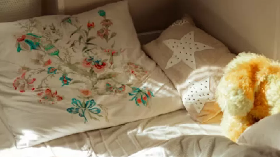 Dormir entre pantallas y luces: un riesgo elevado para tu salud cardiovascular, según recientes estudios