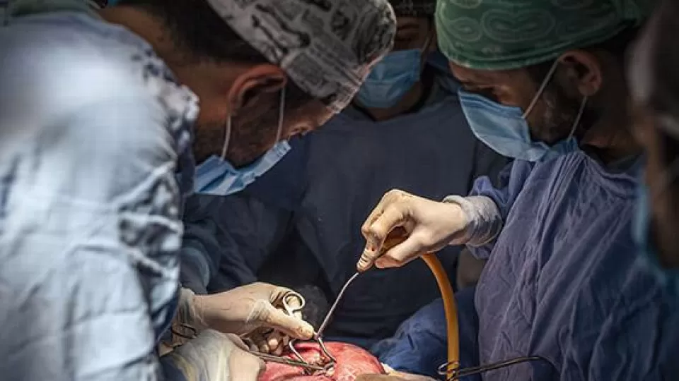 Hito médico: cirujanos salvan la movilidad de un feto de 26 semanas, promete una vida plena