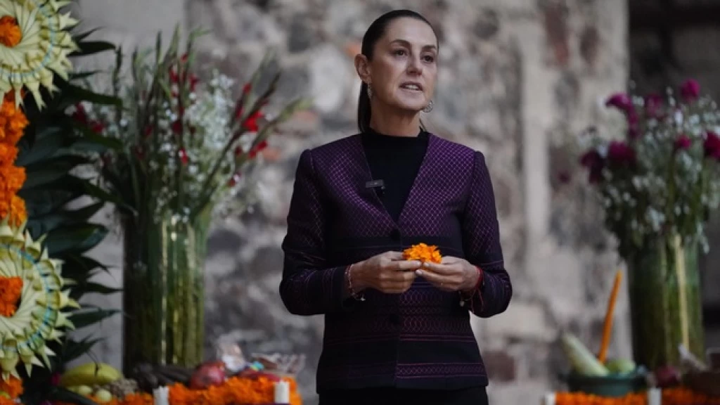 Este año dedicamos ofrenda de Día de Muertos a las mujeres indígenas, las ancestras de México: Presidenta