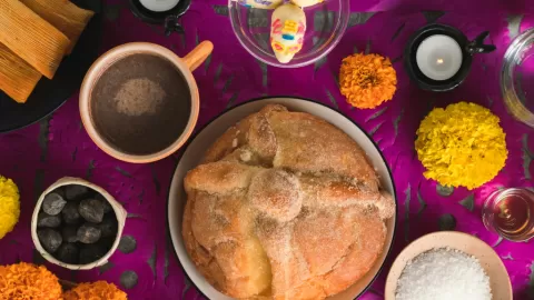 Tradición dulce: pan de muerto y calaveras de azúcar endulzan el Día de Muertos en todo México