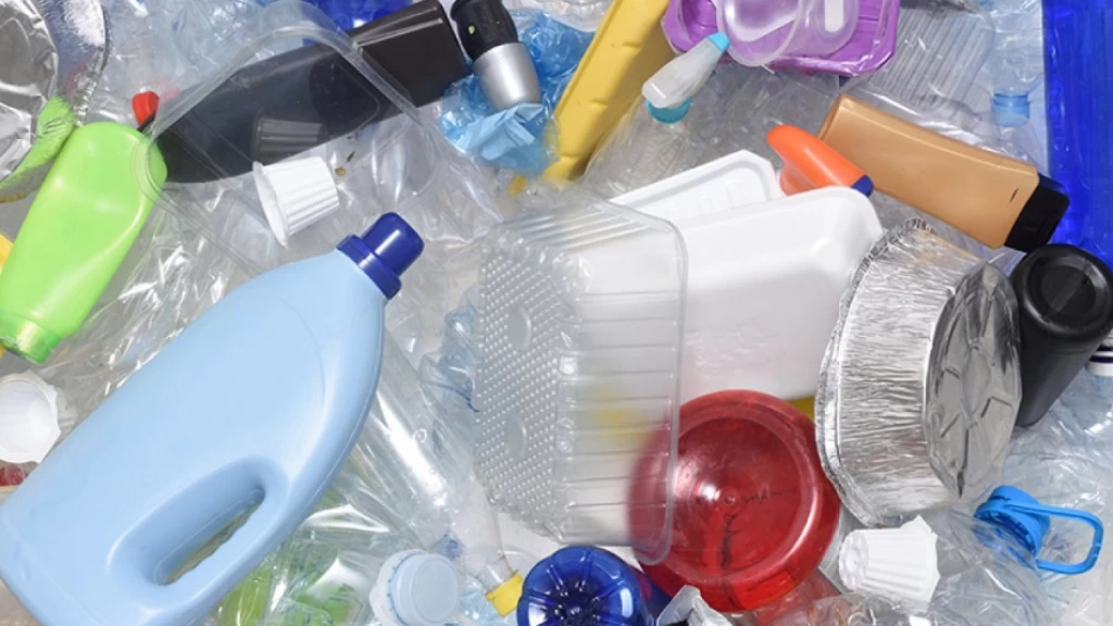 Microplásticos: el riesgo invisible para la neurodegeneración humana que exige acción urgente