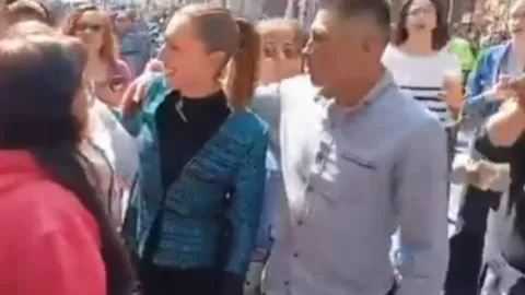 Acoso a Sheinbaum en el Centro Histórico: un hombre la toca durante recorrido público en CDMX