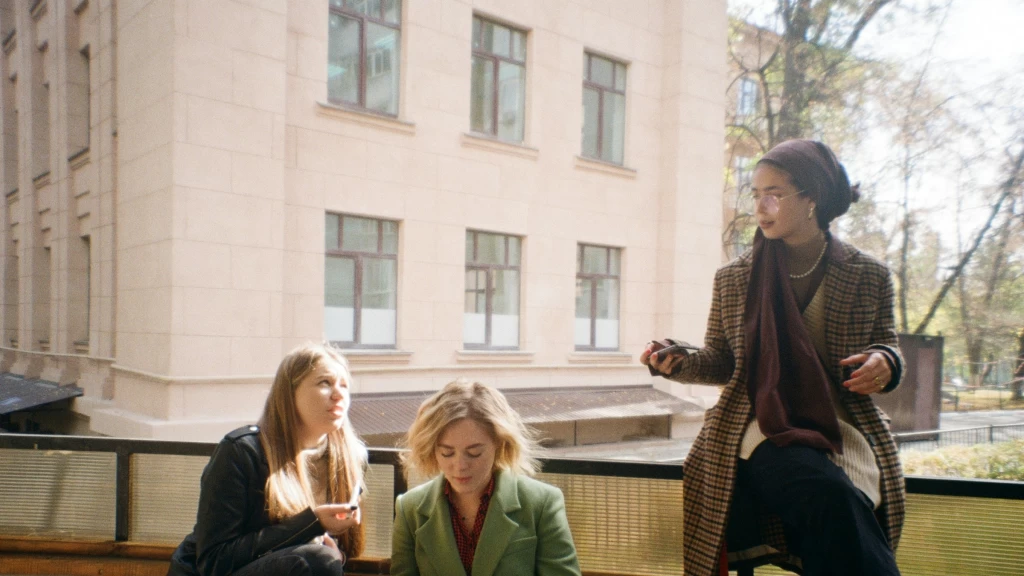 Tendencias cromáticas noviembre 2025: los 9 tonos esenciales que definirán el estilo femenino