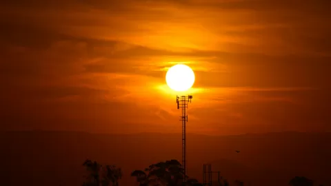 Alerta global: fuerte tormenta solar podría perturbar comunicaciones esenciales