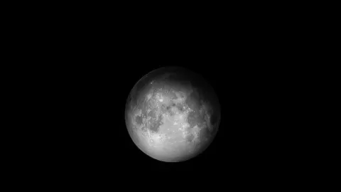 Océano oculto en la Luna: hallazgo histórico que reescribe el futuro de la humanidad