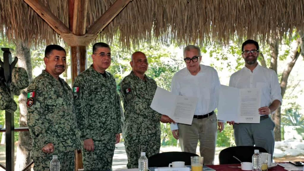 El gobernador Rocha entregó al general Briseño el título de propiedad del cuartel militar en Badiraguato