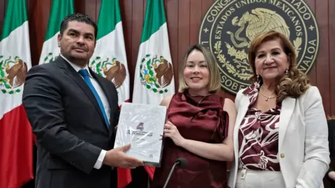 Entrega Yeraldine Bonilla documento que contiene el Cuarto Informe del Gobernador Rocha, al Congreso Estatal