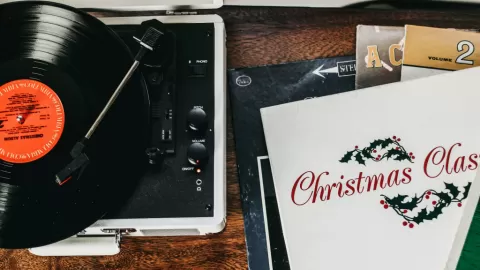 Camilo, Fonseca y Victoria Justice Encienden la Navidad 2025 con Novedosos Estrenos Musicales; David Bisbal se Une a la Celebración Festiva