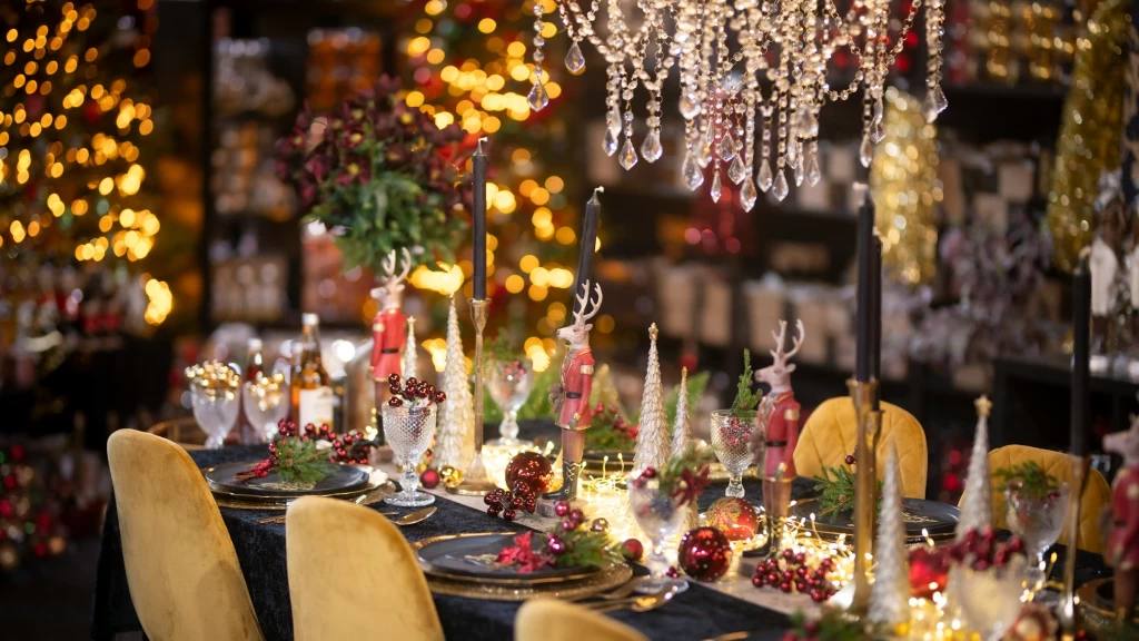 Navidad 2025: Adiós al Rojo y Verde; La Elegancia Minimalista y los Tonos Neutros Dominan la Decoración de Mesas