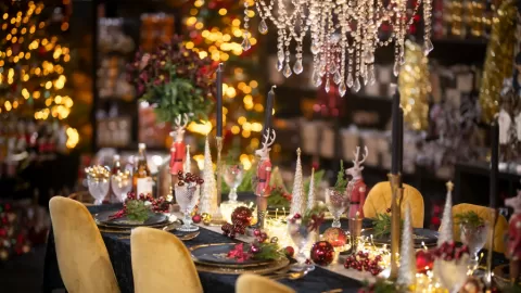 Navidad 2025: Adiós al Rojo y Verde; La Elegancia Minimalista y los Tonos Neutros Dominan la Decoración de Mesas