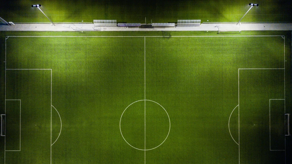 Fútbol Global en Vivo: Agenda Completa del Domingo 30 de Noviembre con Clásicos Europeos y Latinoamericanos