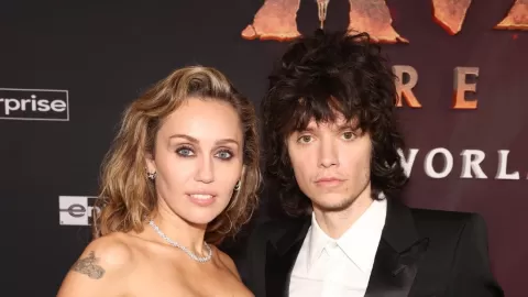 Miley Cyrus y Maxx Morando Confirman Compromiso: El Deslumbrante Anillo de Diamantes que Cautivó en Los Ángeles